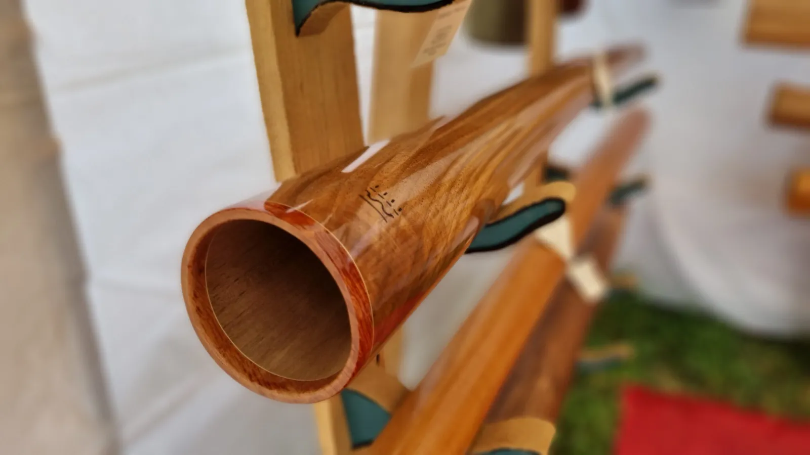 Pavillon d'un didgeridoo Didg Element, avec la marque de l'atelier