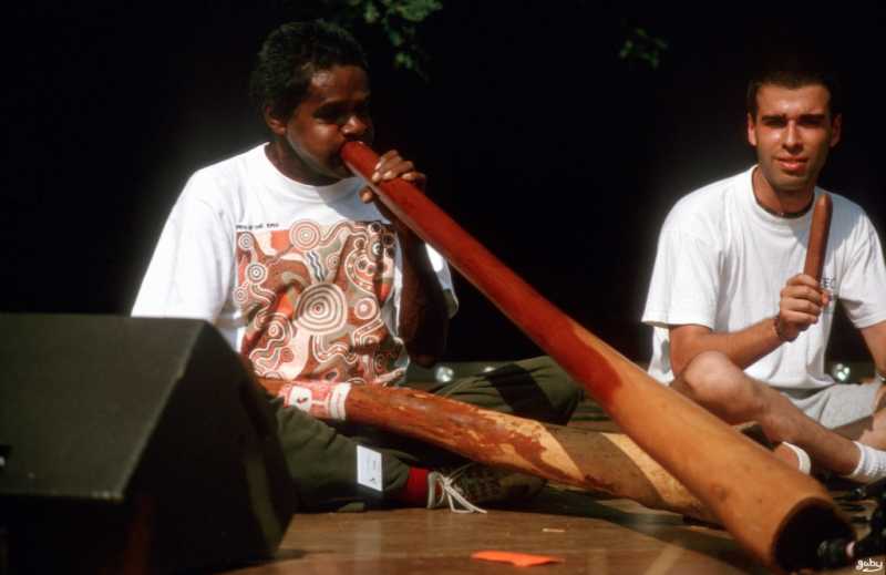 Alan Dargin en train de jouer du didgeridoo