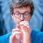 photo de Gauthier Aubé en train de jouer du didgeridoo
