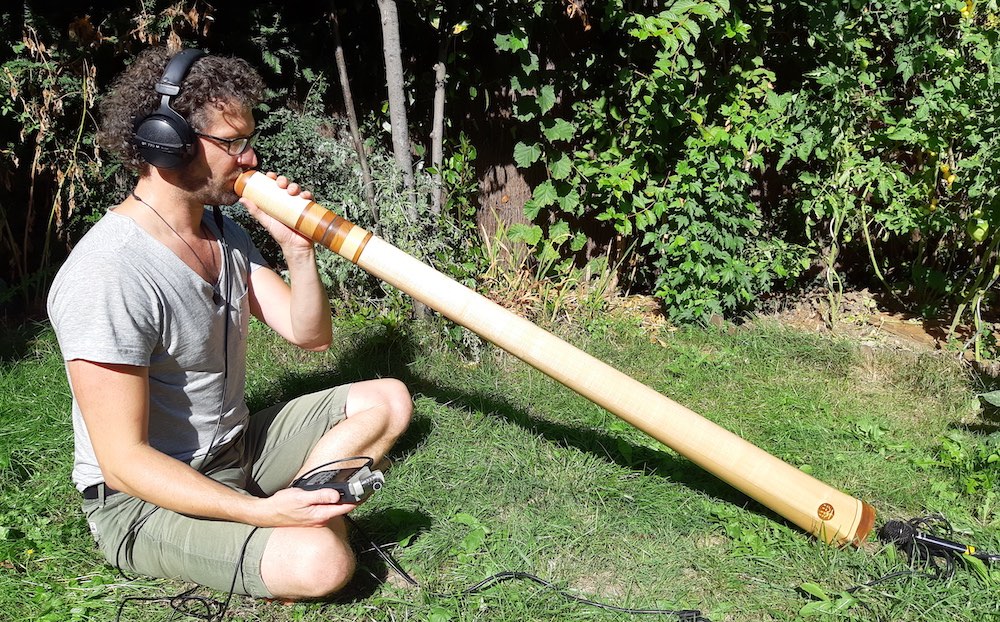 Adrien jouant son didgeridoo