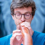 photo de Gauthier Aubé en train de jouer du didgeridoo