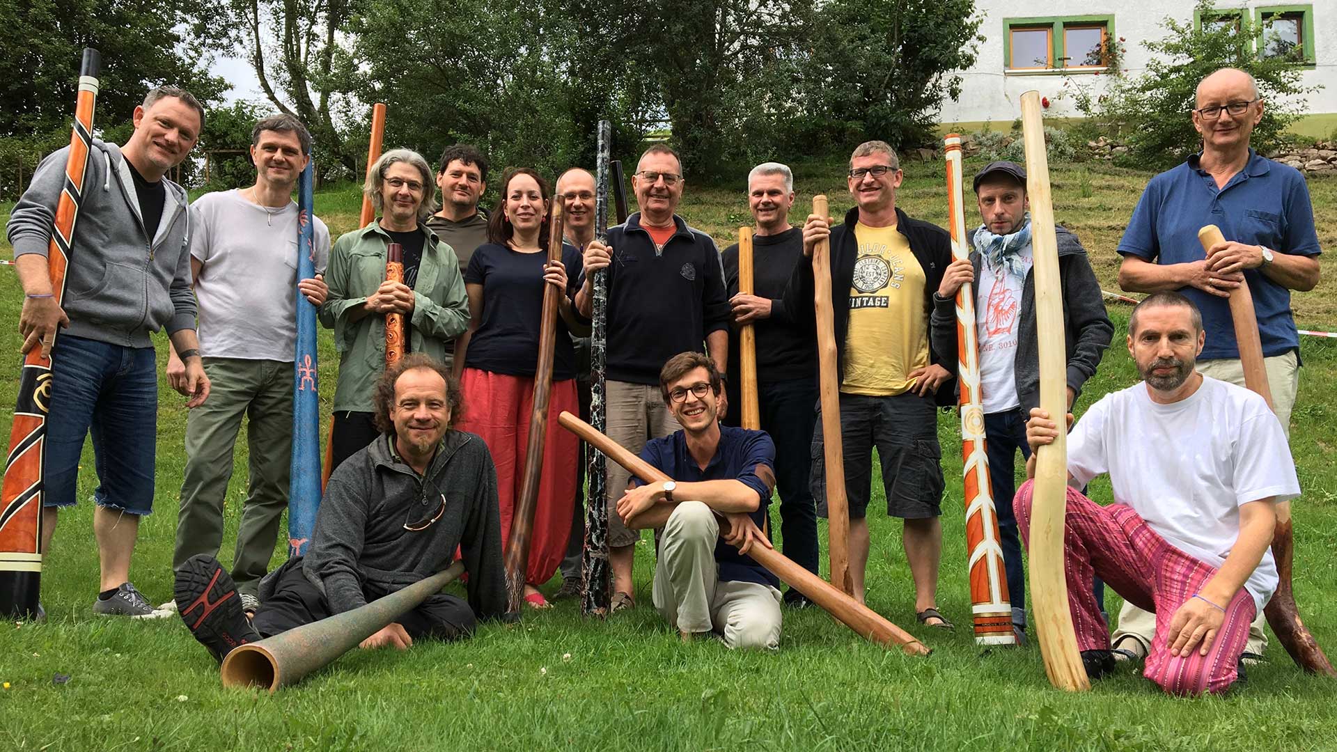 Un groupe de joueuses et joueurs de didgeridoo en stage dans la Forêt-Noire
