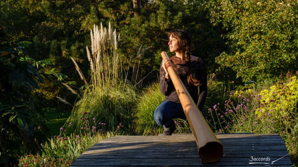 Une photo d'Adèle Blanchin avec son didgeridoo