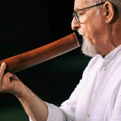 Douglas de profil jouant du didgeridoo