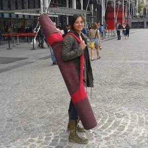 Adèle et sa housse pour didgeridoo