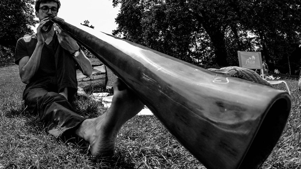 Gauthier Aubé jouant du didgeridoo