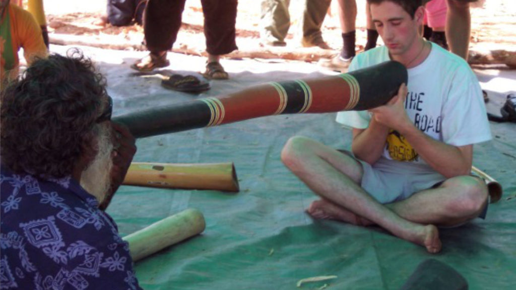 photo de Djalu jouant du Yidaki sur une autre personne