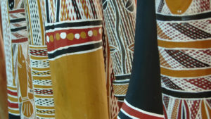 Plusieurs Yidaki, didgeridoo traditionnel sont en gros plans.