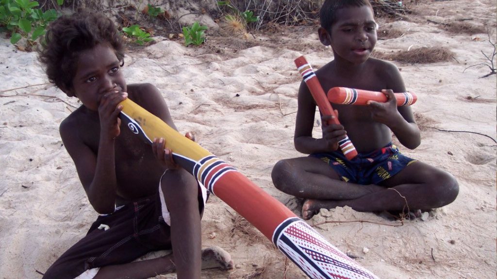 Deux enfants Aborigènes jouant de la musique