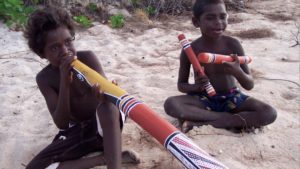 Deux enfants Aborigènes jouant de la musique