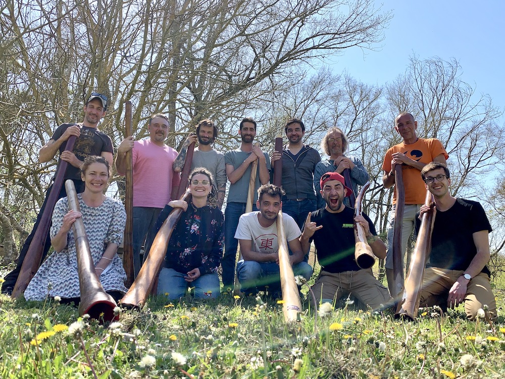 joueurs et joueuses de didgeridoo avec leurs instruments