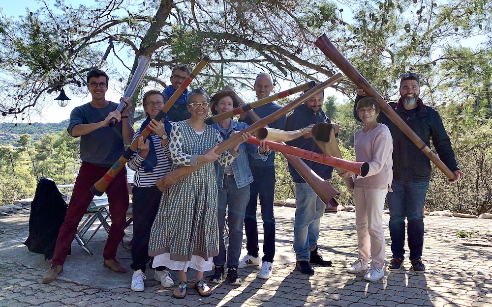 plusieurs joueurs et joueuses de didgeridoo