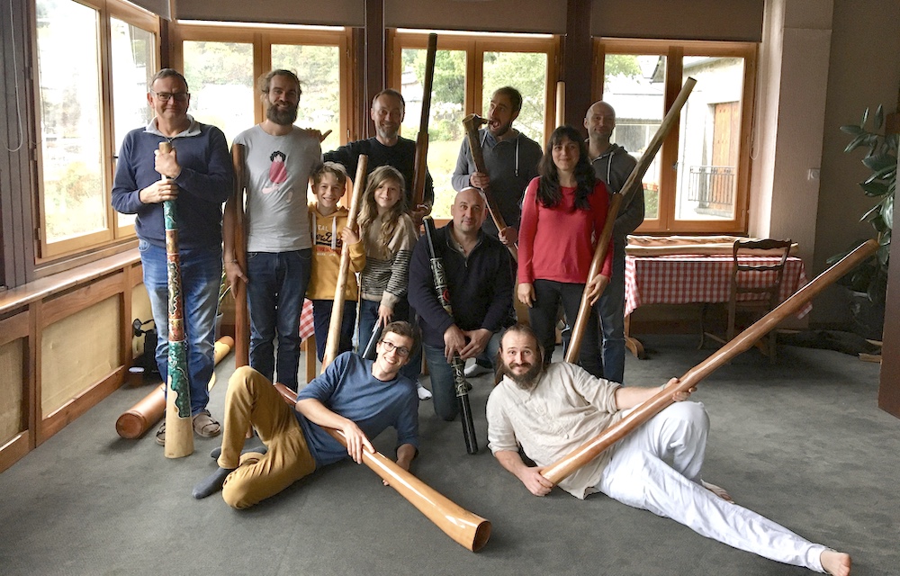 photo de plusieurs stagiaires avec leurs didgeridoos