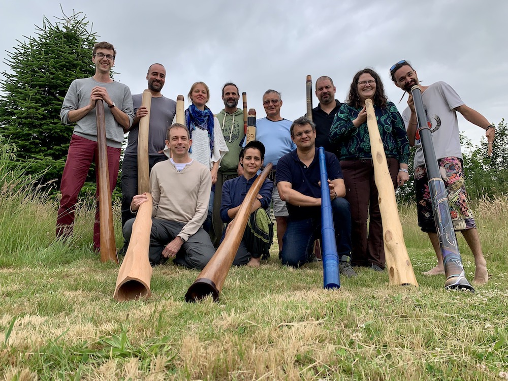 10 joueurs avec leur didgeridoo