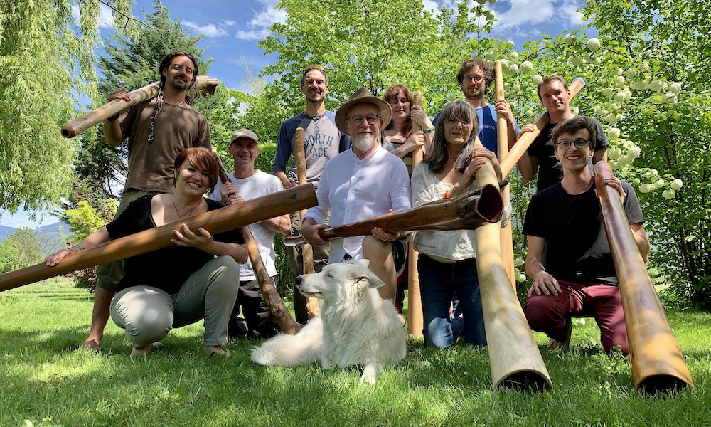 Joueuses et joueurs de didgeridoo avec leurs instruments