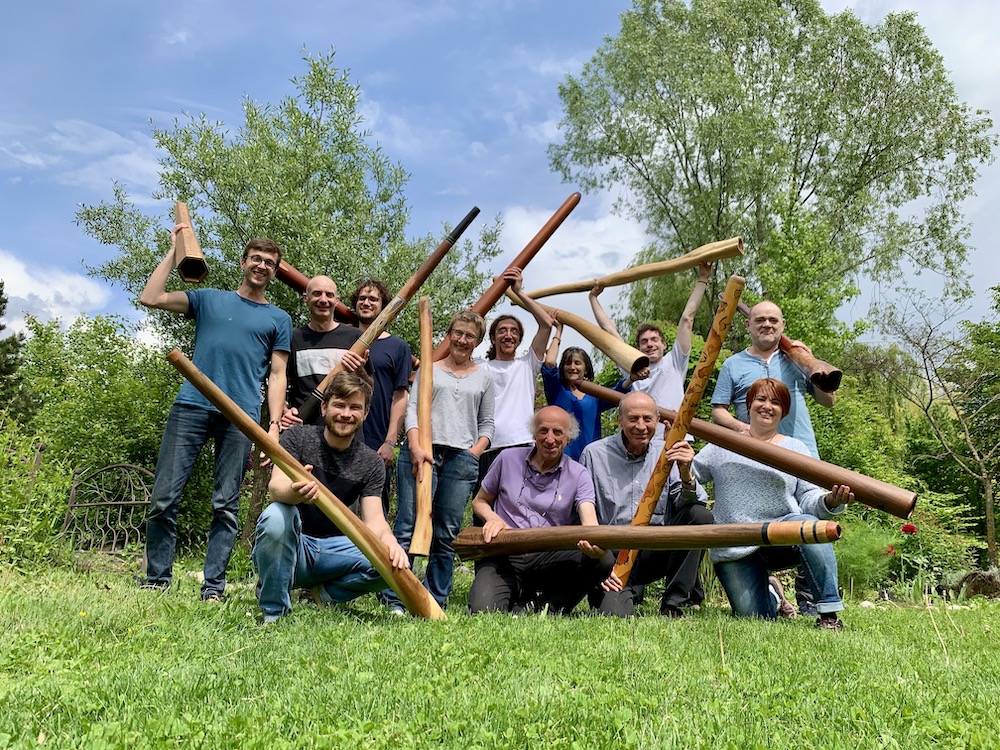 12 joueurs et joueuses de didgeridoo