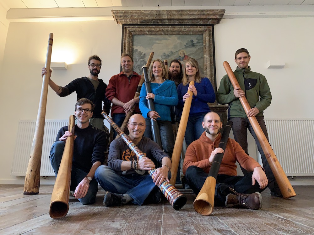 10 joueurs de didgeridoo, hommes et femmes !